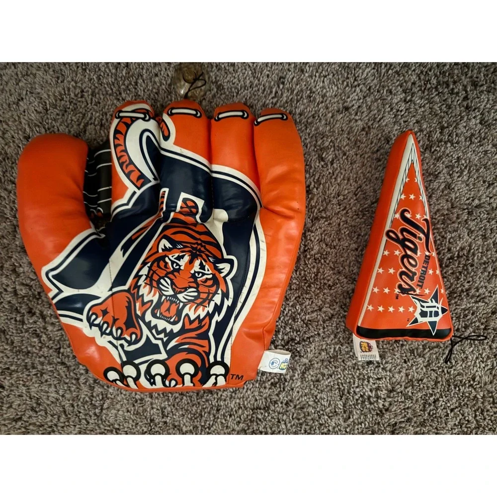 Vintage 2003‎ Detroit Tigers soft Baseball Glove & Pennant plush wall decor